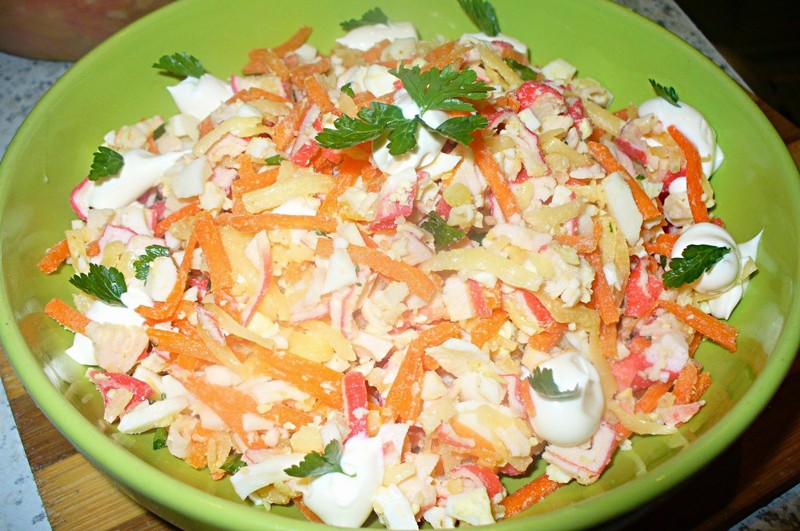 Крабовый салат с корейской морковкой