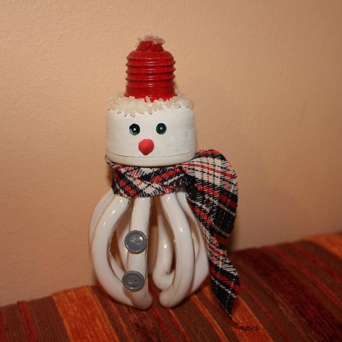 Снеговик из старых лампочек своими руками